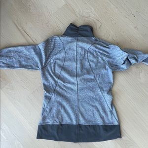LULULEMON - quarter zip pullover with thumb holes